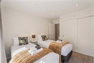 Mesmerising Lake Views- 3 Bedroom Home Frankton - 4