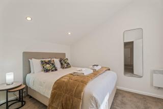 Mesmerising Lake Views- 3 Bedroom Home Frankton - 2