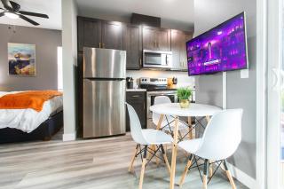 Large-studio-balcony-desk-ac-full-kitchen - San Diego - 3
