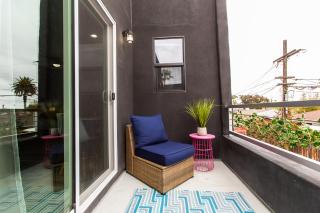 Large-studio-balcony-desk-ac-full-kitchen - San Diego - 7