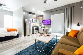Large-studio-balcony-desk-ac-full-kitchen - San Diego - 5