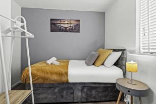 2 Bedroom Serviced Apartment in Kettering Centre- Northampton, Sleeps 4, free parking, Wifi, Sky, Netflix - 7