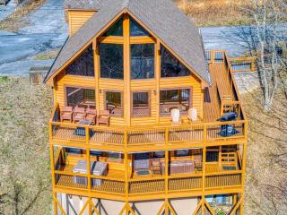 Moonshine Memories, Mtn Views, Hot Tub, WIFI, 1089 FREE tickets each paid day, Dollywood and More - Gatlinburg - 1