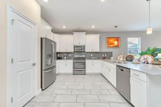 9032SD Lux 9Br Villa Close 2 Disney Pool Spa - 3