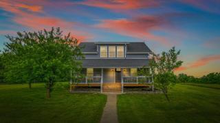 Spacious Home 4BR Fire Pit, Patio Hot Tub - 0