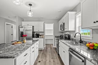 Spacious Home 4BR Fire Pit, Patio Hot Tub - 5