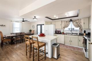 Family Getaway and Modern Farmhouse - - 7