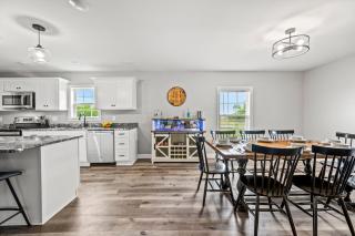 Spacious Home 4BR Fire Pit, Patio Hot Tub - 1