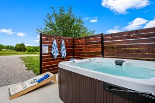 Spacious Home 4BR Fire Pit, Patio Hot Tub - 8