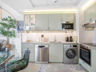 Luxury 1BR Marina View apartment - 2