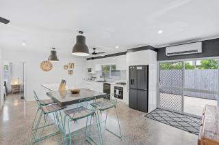 4 Bedroom House at Holloways Beach - Holloways Beach - 7