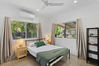 4 Bedroom House at Holloways Beach - Holloways Beach - 5