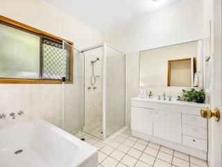 Spacious Land Area 5Bedroom Home at Sunnybank New AC - 7