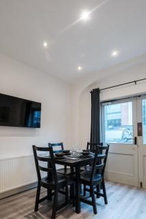 Spacious 1BR Centrally Located with Self Check-In, Wi-Fi, Parking Near Hull Marina & The Deep Aquarium - 0