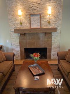 Luxury Home Golf Course Views Hot Tub and Garage Access for Ultimate Comfort - Hayden Lake - 2