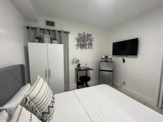 Guest Suite w free parking at 7 min to Miami international airport - 8