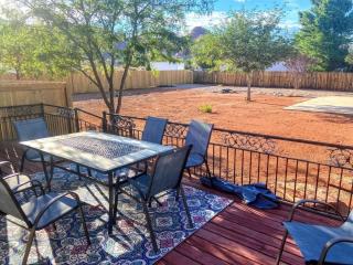 Sandstone Gazing big backyard Sleeps 10 - 7