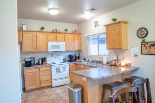 Spacious Townhome by Utah National Parks Sleeps 8 - Kanab - 6