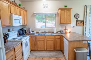 Spacious Townhome by Utah National Parks Sleeps 8 - Kanab - 5