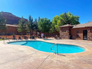 Spacious Townhome by Utah National Parks Sleeps 8 - Kanab - 4