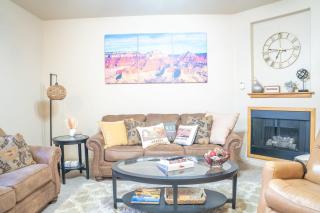 Spacious Townhome by Utah National Parks Sleeps 8 - Kanab - 2