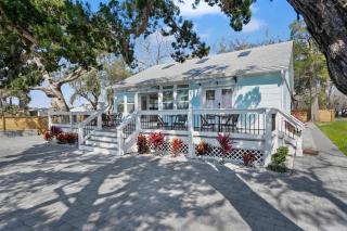 Exclusive Waterfront Retreat Firepit Dock - 1