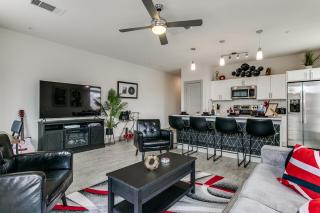 Romantic Condo facing Riverwalk with King Suite, Pet Friendly, free Parking Centrally Located - San Antonio - 0