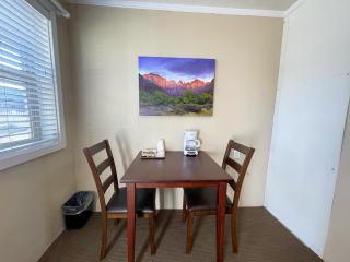 Mt Carmel Motel Room close to Zion National Park - 4