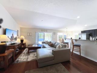 Lovely Lakeside 4-Bed Pool Home at Villa Sol-3125 home - 2