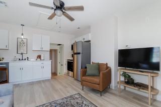 Lions Lair - 1 BR 1 BA Home Coffee Smrt TV Wifi - Wichita - 2