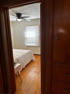 Mid-Century Modern 4BR WIF SmrtTV Coffee Patio - Wichita - 7