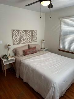 Mid-Century Modern 4BR WIF SmrtTV Coffee Patio - Wichita - 1