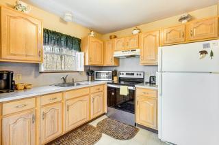 Pool Access and Private Deck Pocono Lake Home! - Pocono Lake - 3