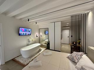 H Y P n O S E by Sea View Suites - Vlora - 0