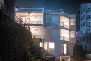 The Tranquility Retreat I Hotel & Family Suites I Couple Friendly I Food Or Parking Available I Open Air Terrace With Night Sky Bonfire I Kasauli by Exotic Stays - Kasauli - 3