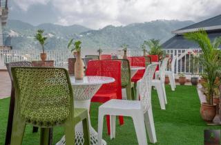 The Tranquility Retreat I Hotel & Family Suites I Couple Friendly I Food Or Parking Available I Open Air Terrace With Night Sky Bonfire I Kasauli by Exotic Stays - Kasauli - 9