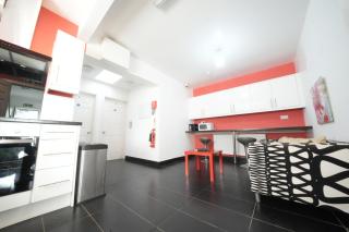 Private on suites- Private Bathroom every room-1 Bus to Heathrow Airport - 6