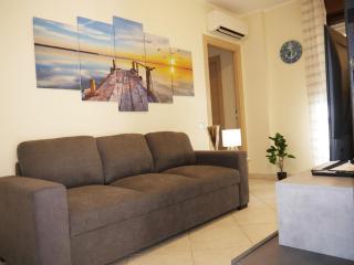 Modern Two-Bedroom Flat, 10 Mins Walk To The Beach - Quartu SantʼElena - 9