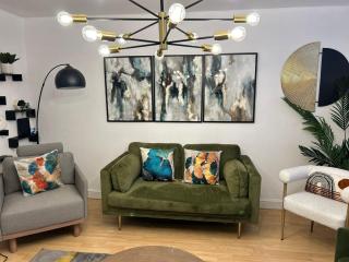 Elegant 3-Bed Home Near Manchester with Free Parking - - 7