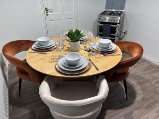 Entire 3Bed in Greater Manchester with Fast Wi-Fi, Garden & Free Parking - - 8