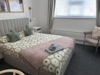 Elegant 3-Bed Home Near Manchester with Free Parking - - 9