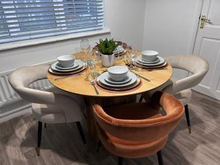 Entire 3Bed in Greater Manchester with Fast Wi-Fi, Garden & Free Parking - - 4