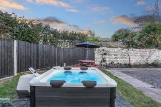Hot Tub Stay Near Windsor & Legoland Sleeps 14 - 7