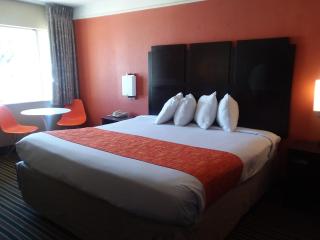 Howard Johnson by Wyndham Historic Lake Charles - Lake Charles - 4