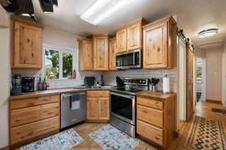 Huge Fenced Yard, Game Room, Private Yoga Suite! - 8