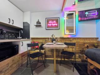 Kinky Kabin w Hot Tub, Sauna and Rooftop Garden - 5