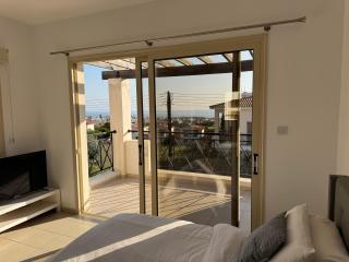 Stylish Apartment in Coral Bay, Pool, Parking and Fast WiFi, Close to Beach - Peyia - 4