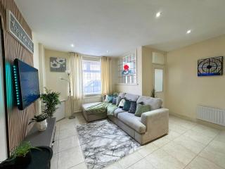 On Trend 3 Bedroom Home In Maerdy Near Attractions - - 5