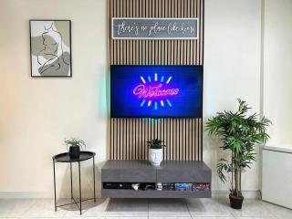 On Trend 3 Bedroom Home In Maerdy Near Attractions - 0