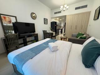 Chic Studio with Balcony a mins drive to Downtown - 2